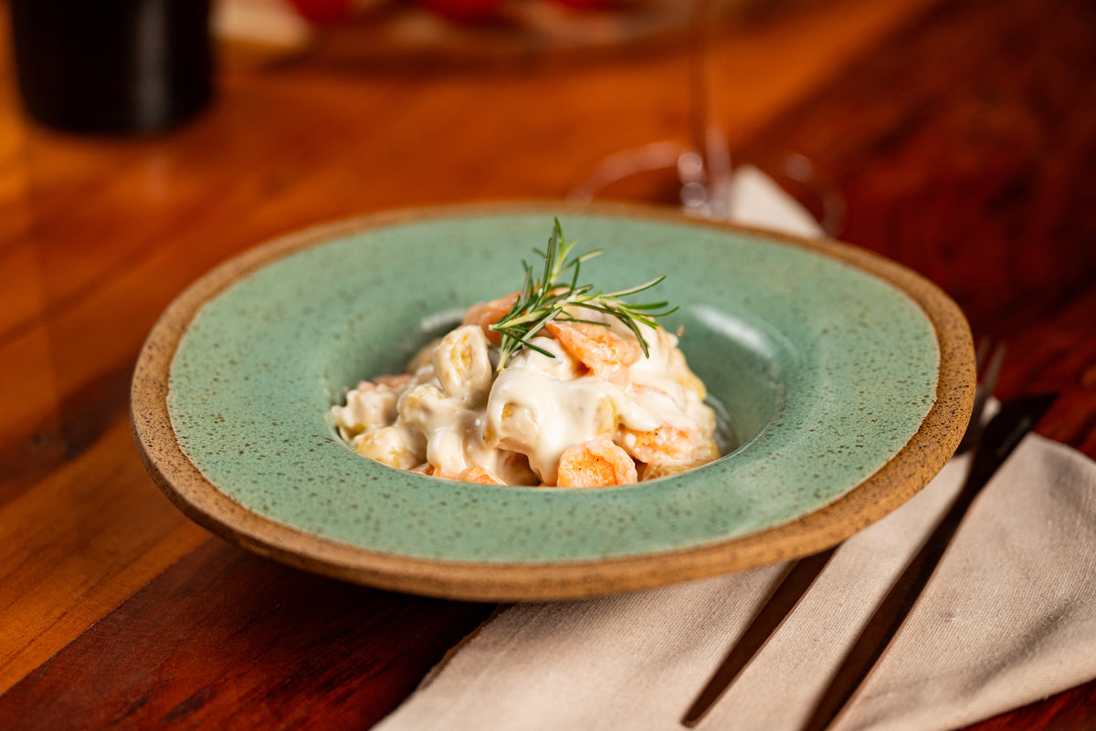 GNOCCHI DE BANANA DA TERRA COM MOLHO GORGONZOLA E CAMARÃO 420g