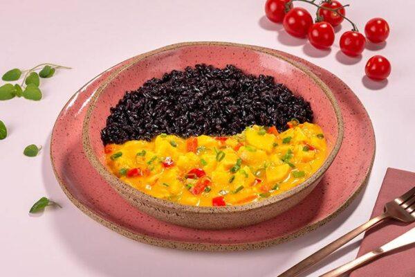 MOQUECA DE BANANA COM ARROZ NEGRO