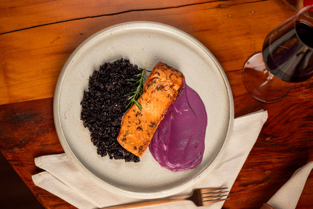 SALMÃO AO MOLHO SICILIANO, ARROZ NEGRO E PURÊ DE BATATA ROXA 390g