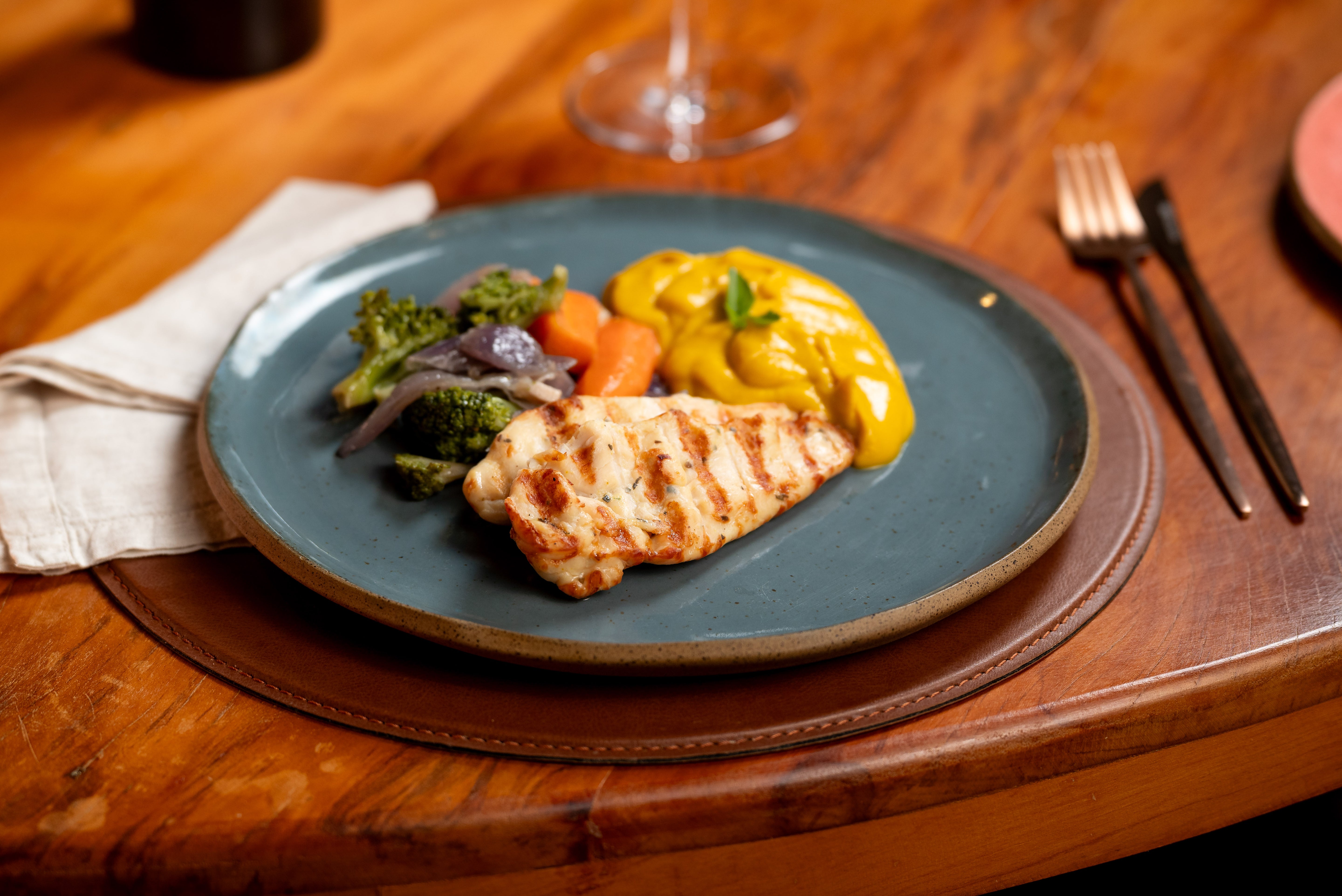 TRIO DE LEGUMES, FRANGO GRELHADO E PURÊ DE ABOBORA 360g