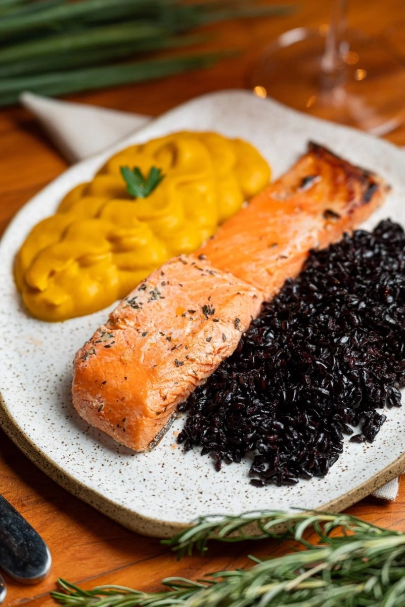 Salmão ao molho siciliano, arroz negro e purê de abóbora - Nurit
