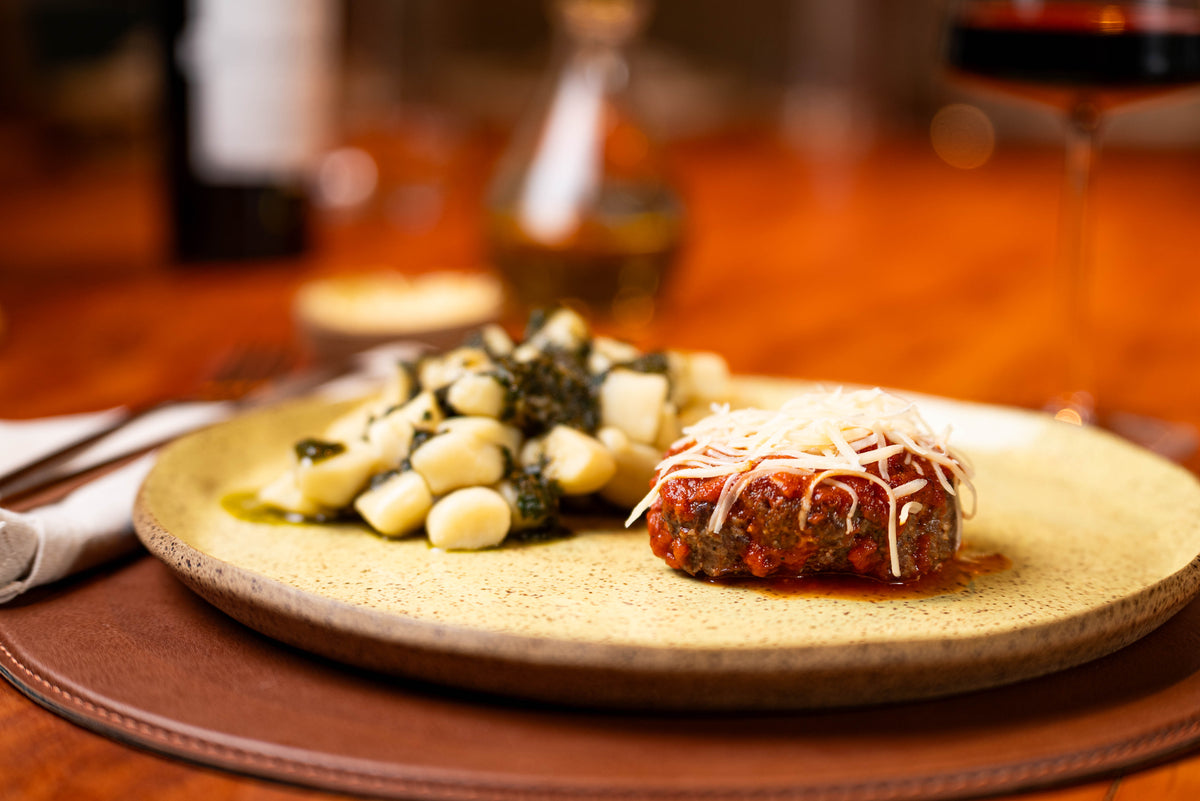 POLPETONE COM MOLHO POMODORO, GNOCCHI DE BATATA E MOLHO PESTO 470g