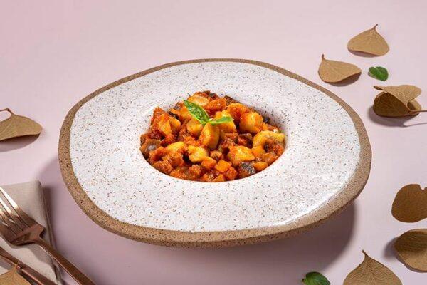 GNOCCHI DE BANANA DA TERRA COM MOLHO CAPONATA DE BERINJELA