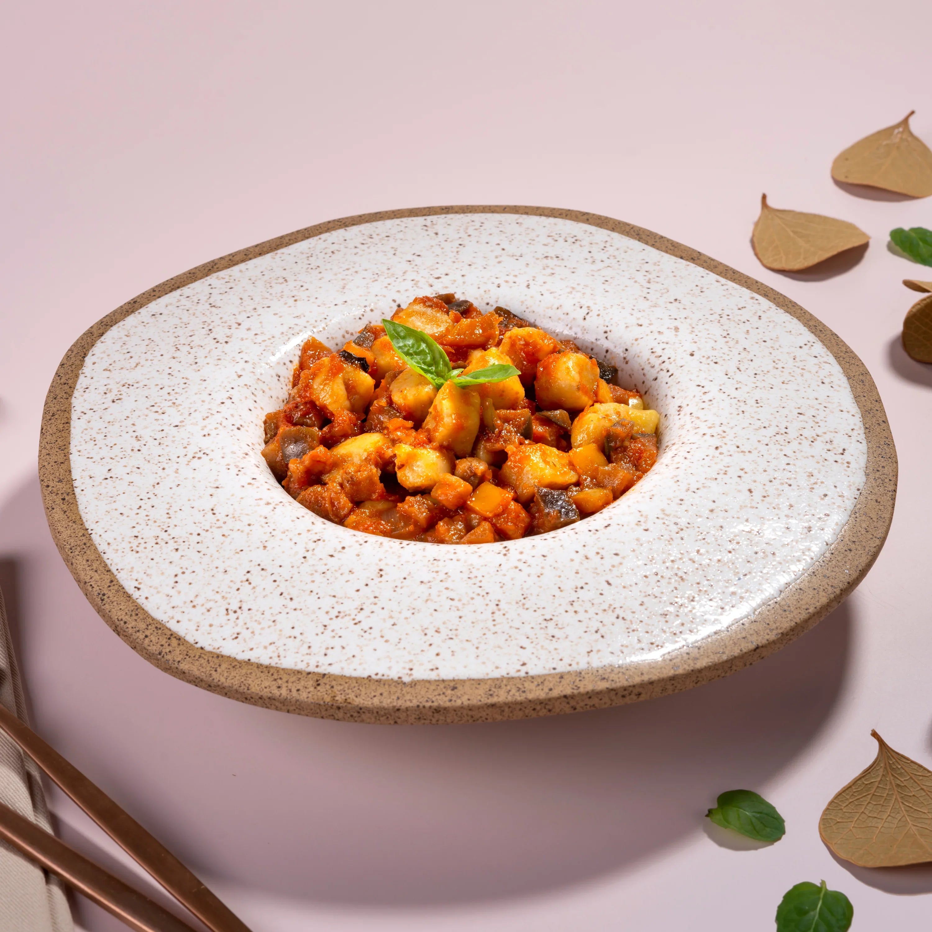 GNOCCHI DE BANANA DA TERRA COM MOLHO CAPONATA DE BERINJELA