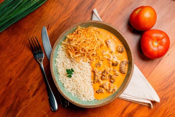 ESTROGONOFE DE CARNE COM ARROZ BRANCO - Nurit