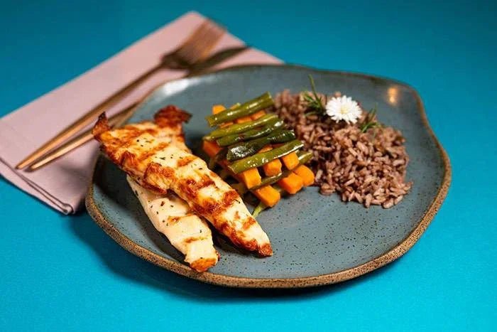 FILÉ DE FRANGO COM MIX DE LEGUMES E ARROZ 7 GRÃOS - Nurit