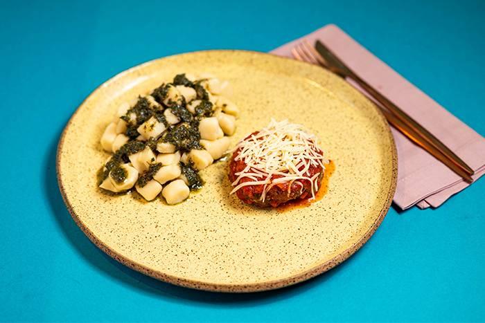 POLPETONE COM MOLHO POMODORO, GNOCCHI DE BATATA E MOLHO PESTO - Nurit