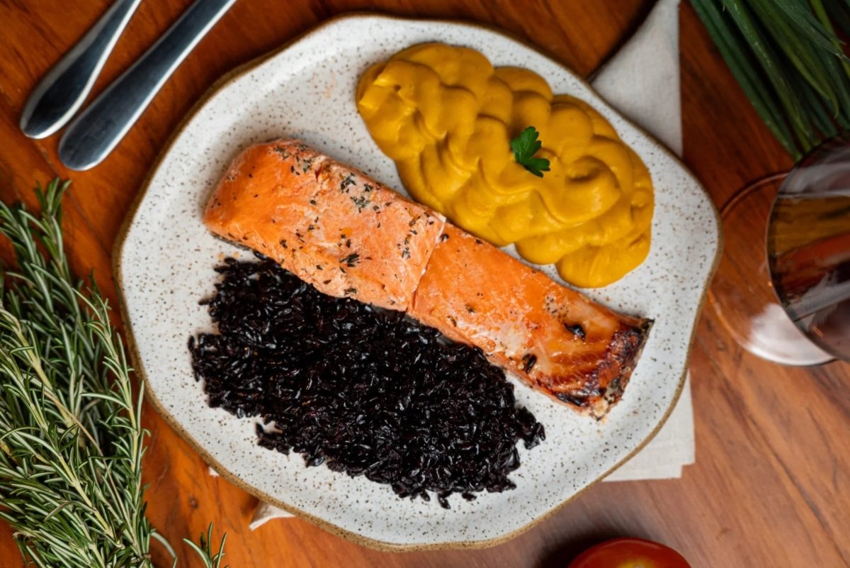 Salmão ao molho siciliano, arroz negro e purê de abóbora - Nurit