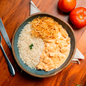 ESTROGONOFE DE FRANGO COM ARROZ BRANCO