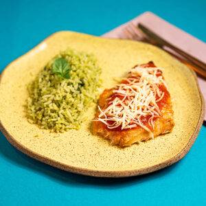 PARMEGIANA DE FRANGO E ARROZ COM BRÓCOLIS
