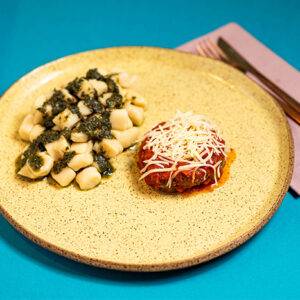 POLPETONE COM MOLHO POMODORO, GNOCCHI DE BATATA E MOLHO PESTO