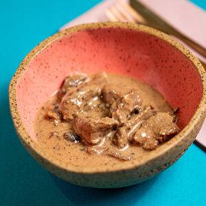 ISCAS DE FILÉ COM MOLHO FUNGHI